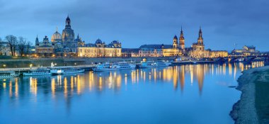Elbe Nehri ve yolcu gemilerine yansımaları ile Dresden eski şehir panoraması gece