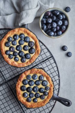 Vanilyalı kremalı lezzetli yabanmersinli tartlar. 