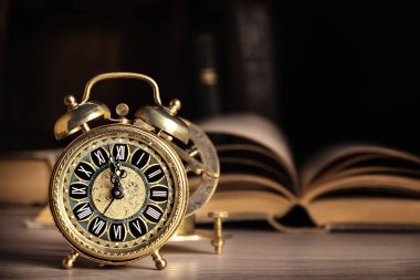 Ahşap masada 5 ila 12 yaş arası çalar saat var.