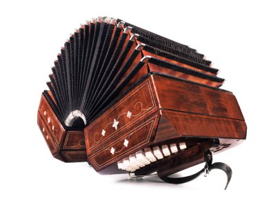 Bandoneon, tango enstrümanı, beyaz arkaplanda dörtte üç görüntü 