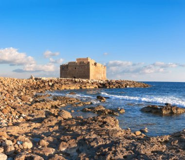 Kıbrıs 'taki Pafos Limanı Şatosu' nda öğleden sonra bulutlarla