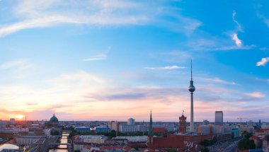 Almanya 'da gün batımında Berlin' in silüeti