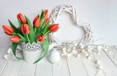 Paskalya tebrik kartı tasarımı. Bir sürü kırmızı lale var.