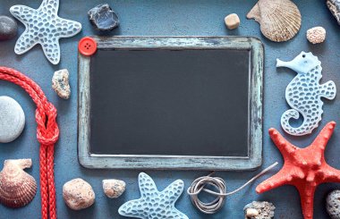 Deniz kabukları, halat ve yıldız balıklarıyla dolu boş bir karatahta mavi yapılandırılmış arka plan, metin alanı