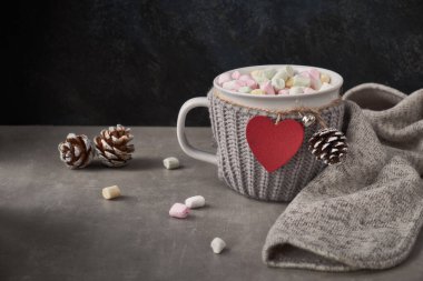Marşmelovlu sıcak çikolata, masada kırmızı kalp ve kış süslemeleri. Doğum günü ya da Sevgililer Günü geçmişi. 