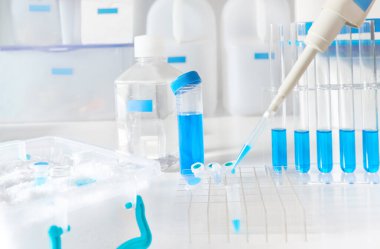 Sıvı örneği otomatik pipet ile yükleme, tetik için boşluk