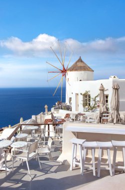 Geleneksel Oia rüzgar gülü, Santorini, güneşli bir günde