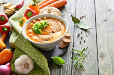 Baharatlı sebze çorbası, ahşap üzerinde fırında dolma biber, metin alanı.