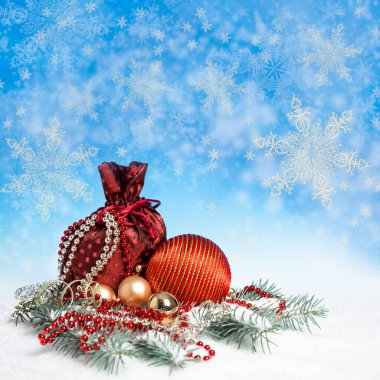 Kırmızı ve altın xmas süslemeleri ve armağan üstünde kış mavi arka plan, uzay