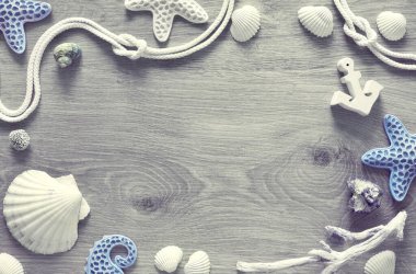 Deniz kabuklarından, taşlardan, ipten ve ışık desenli arkaplanda yıldız balığından yapılmış çerçeve, metin boşluğu