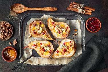 Pears baked with Blue cheese, wallnuts and jam