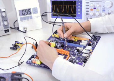 Teknoloji hizmet merkezindeki elektronik ekipmanları test ediyor 