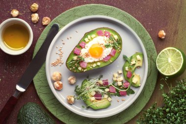 Keto diyet yemeği: jambon küplü, bıldırcın yumurtası ve fırında pişirilmiş Avokado teknesi.