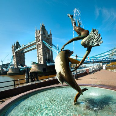 Çeşme ve tower bridge Londra