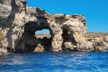 Kireçtaşı mağaraları ve Comino 'nun mavi Akdeniz suları.