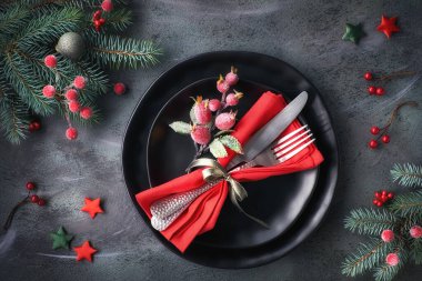 Süslü siyah tabaklar ve çanak çömlek ile Noel sofrası