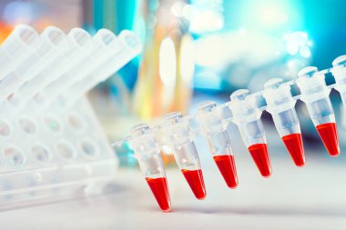 Mavi ve kırmızı metin alanı ile bilimsel arkaplan