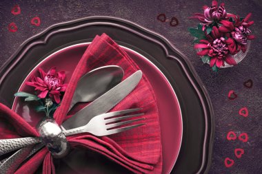 Burgindy tabaklar ve chrysa ile dekore edilmiş çanak çömlek düz yatıyordu