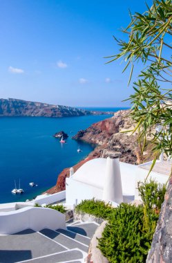 Yunanistan 'ın Santorini adasındaki Oia köyünde uzanan uzun merdivenler..