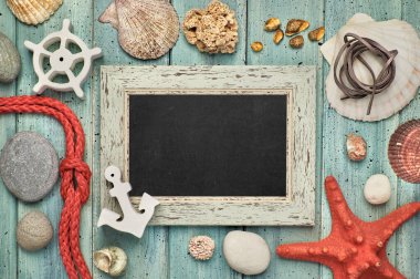 Deniz kabukları, halat, çapa ve yıldız balık ile Boş kara tahta 