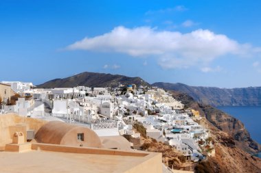 Oia köyü, Santorini adası, Yunanistan, aydınlık bir günde