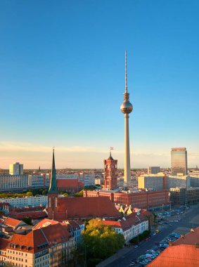 Berlin 'in merkezinin havadan görünüşü, baharın aydınlık bir günü.