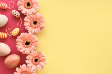 Paskalya düzlüğü sarı ve mercan renkleriyle boyanmış yumurtalar ve