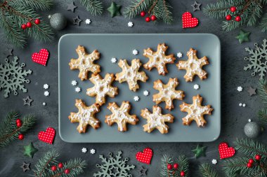 Gri tabakta kar taneleri şeklinde Noel kurabiyeleri.