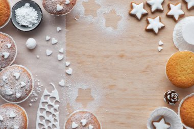 Şeker serpilir muffins, fondan icin ile masanın üst görünümü