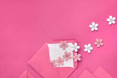Bahar zamanı düz pembe kağıt üzerinde uzanır dekoratif wihte ve peac ile
