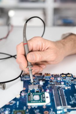 erkek teknik elektronik cihaz servis merkezinde sınar. 