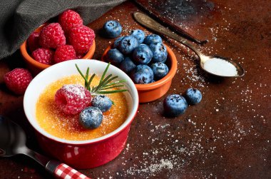 Krem brulee (krem brulee, yanık krem) ahududu ve mavi ile