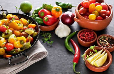 Kaba, fırında sebze, baharat ve bitkiler.