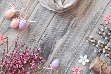 Gri desenli ahşap yüzeyde kopyalama alanı olan düz bir alan.