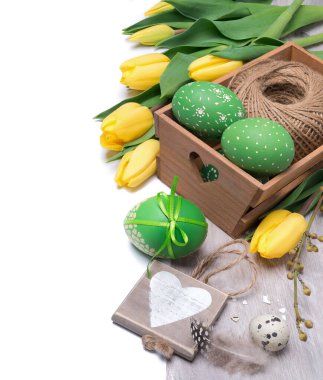 Paskalya düzenlemesi laleler, yumurtalar ve başlık 
