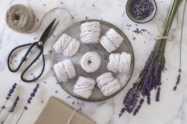 Beyaz lavantadan yapılmış ev yapımı marşmelovlarla bembeyaz yatıyordu.