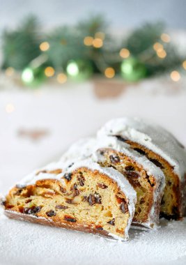 Köknar dalları ve beyaz festival arka plan üzerinde Noel stollen