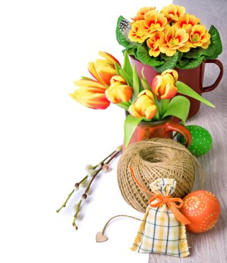 Paskalya düzenleme laleler, çuha çiçeği ve başlık 