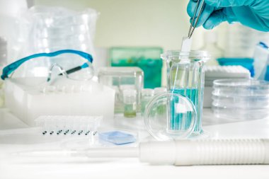 histochemical doku örnekleri boyama. otomatik pipet, boya ve slayt gözlük coplin kavanoz içinde