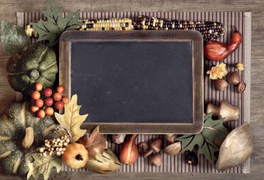 Tahtada sonbahar süslemeleri var. Üst görünüm, tonlu resim, tahtadaki metnin için boşluk