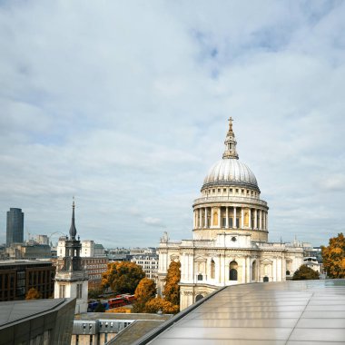 Sonbaharda St. Paul Katedrali ile Londra şehir manzarası