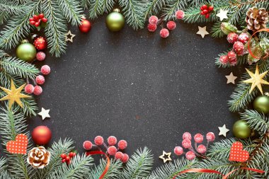 Noel çerçevesi içinde köknar dalları, böğürtlenler, incik boncuklar ve kurdeleler