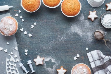 Şeker serpilir muffins ve Noel ile masanın üst görünümü