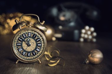 Beş gece yarısına kadar eski bir telefon gösteren vintage çalar saat ile kompozisyon. Mutlu Yıllar 2015! 