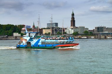  Hamburg, Almanya Elbe Nehri üzerinde tekne turist ile gider