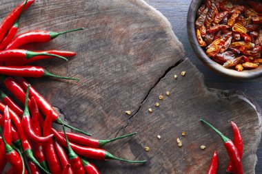 Kırmızı acı biberlere yakın çekim, taze ve kuru.