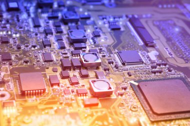 Nalbur dükkanındaki elektronik panoya yakın çekim, bulanık ve renkli görüntü. Sığ DOF, sol orta alana odaklan.