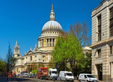 Londra, İngiltere - 1 Mayıs 2013: St. Paul Katedrali Baharda güneşli bir günde, Londra, Uk