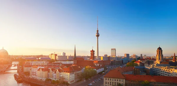 Panorama Berlína v Německu při západu slunce, tónovaný obraz — Stock fotografie