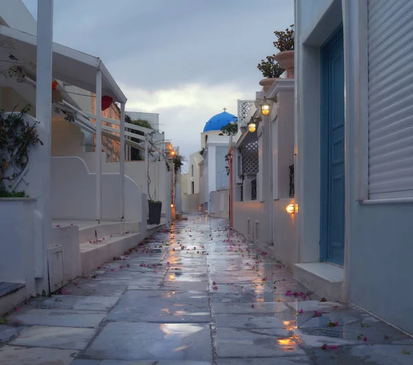 Kvällsutsikt Över Strandpromenaden Oia Byn Efter Regnet Europa Grekland Santorini — Stockfoto